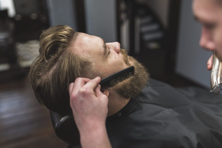estilista-sin-rostro-combinandose-la-barba-del-hombre
