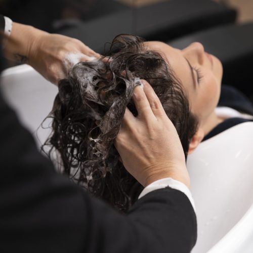 mujer-recibiendo-tratamiento-en-peluqueria (1)