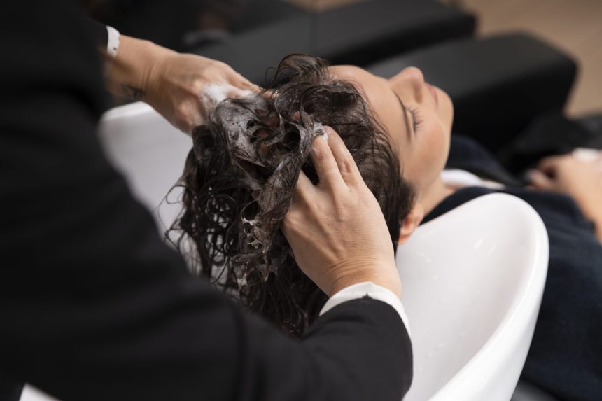 mujer-recibiendo-tratamiento-en-peluqueria (1)